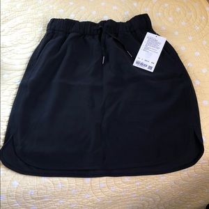 All black on the fly skirt skirt.